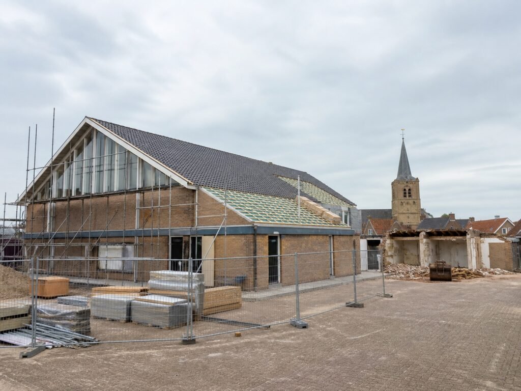 Illustratie van een dorpssporthal tijdens renovatie