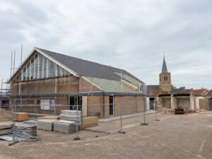 Illustratie van een dorpssporthal tijdens renovatie