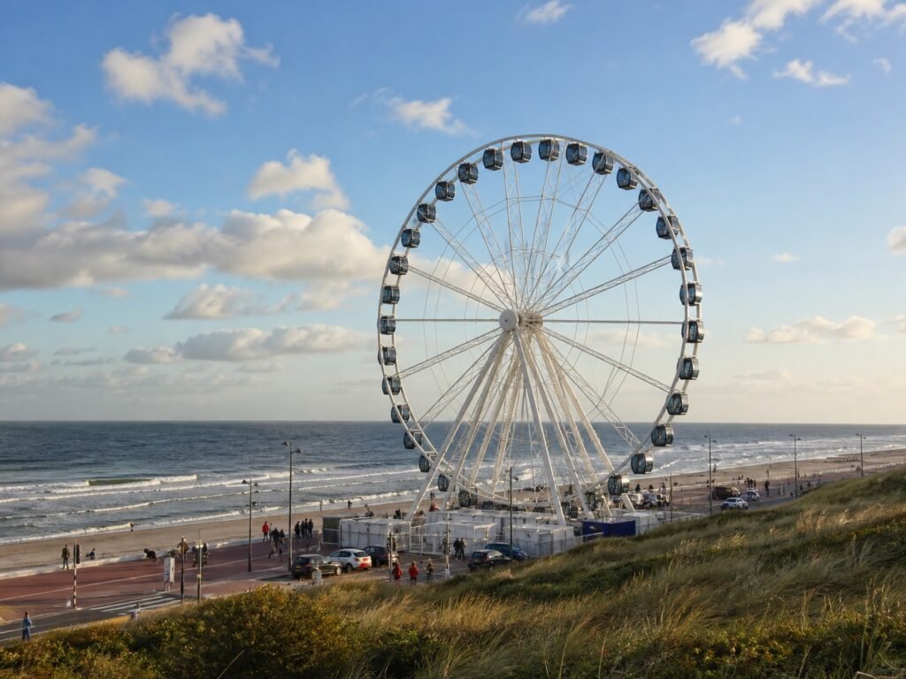 Reuzenrad aan de boulevard met uitzicht op de Noordzee