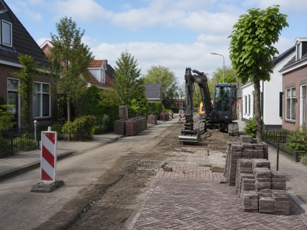 Dorpsstraat waar bestrating en riolering worden vernieuwd