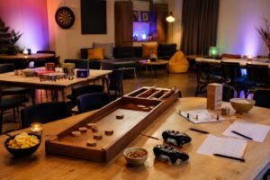 Tafels met sjoelbak, bordspellen en spelcontrollers voor een gezellige Game Night